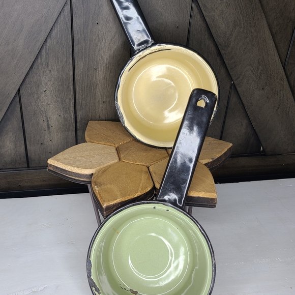 2 Vintage 5" Enamel pans with black handle yellow and green - Picture 7 of 7